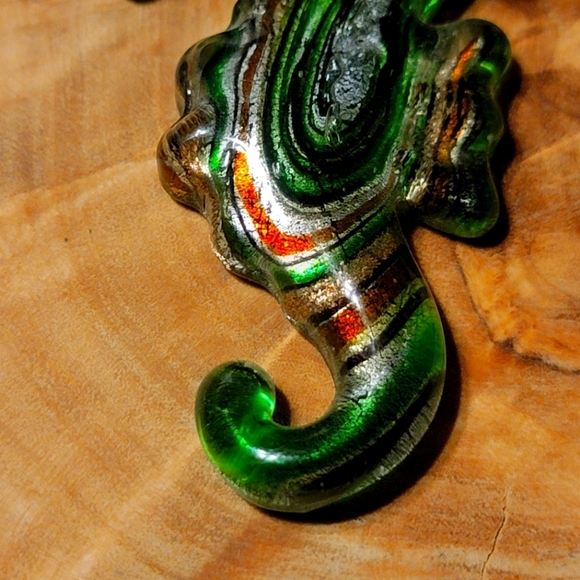 Beautiful NEW Rainbow Greenish Murano Style Sea Horse Pendant - Picture 7 of 11